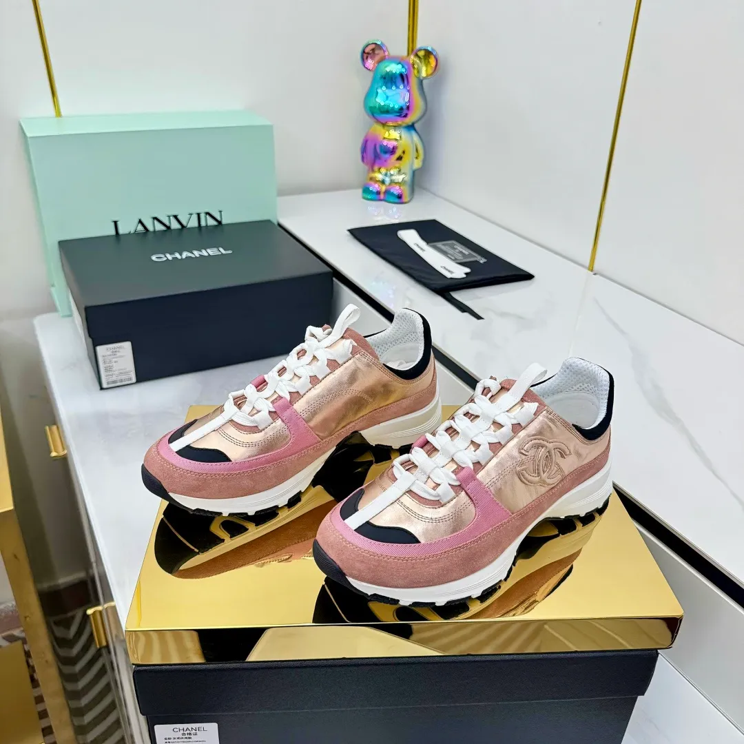 👟👟Ex-factory price 600👟👟High quality! ! ! CHANEL Chanel 25A latest thick-soled casual sports shoes. The counter is synchronized. The counter is very popular. It is a shoe that is very difficult to buy. The most popular thick-soled casual shoes on the Internet. As you can imagine, the most popular thick-soled casual shoes can not be missed. It has both good looks and comfort. Simple and versatile. The thick sole increases the height and is super versatile. Whoever wears it will look better. Upper: cowhide stitching. Lining: breathable mesh. Outsole: TPU original outsole. Size: 35-41 👉